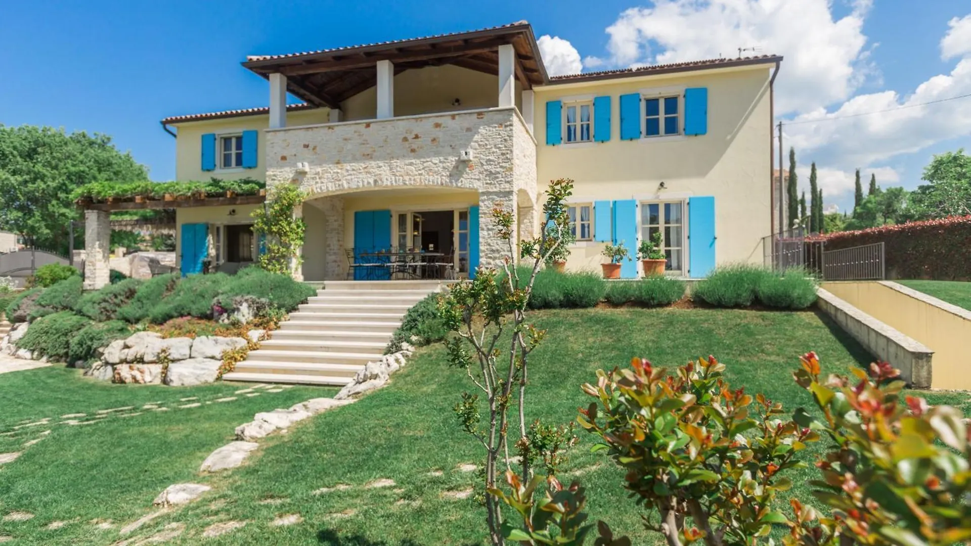 Villa Mit Pool, Garten Und Sommerkueche Medaki Semesterbostad