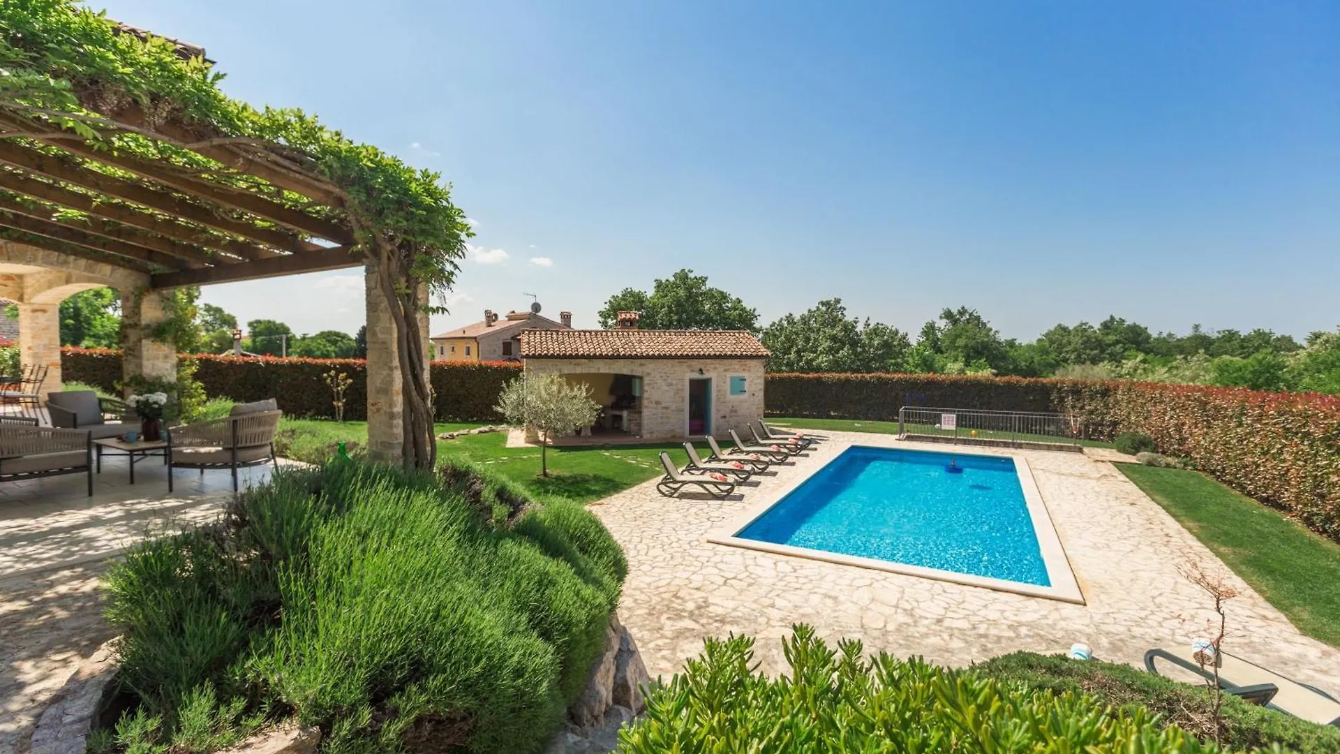 Villa Mit Pool, Garten Und Sommerkueche Medaki Semesterbostad