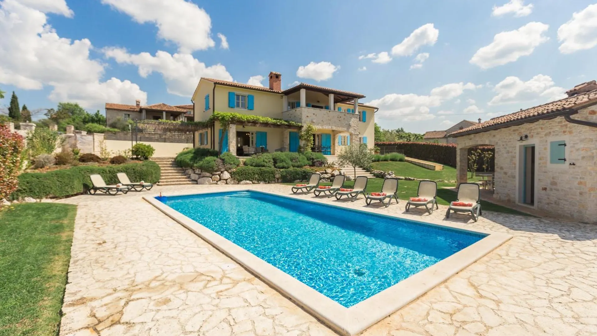 Villa Mit Pool, Garten Und Sommerkueche Medaki