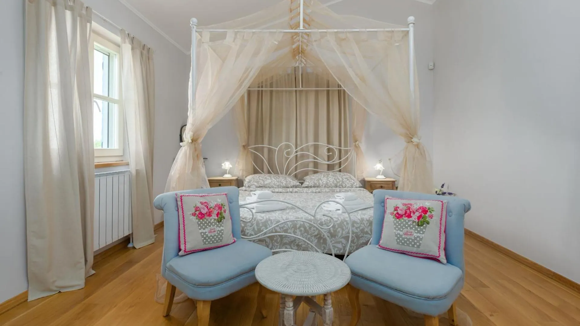 Villa Mit Pool, Garten Und Sommerkueche Medaki Kroatien