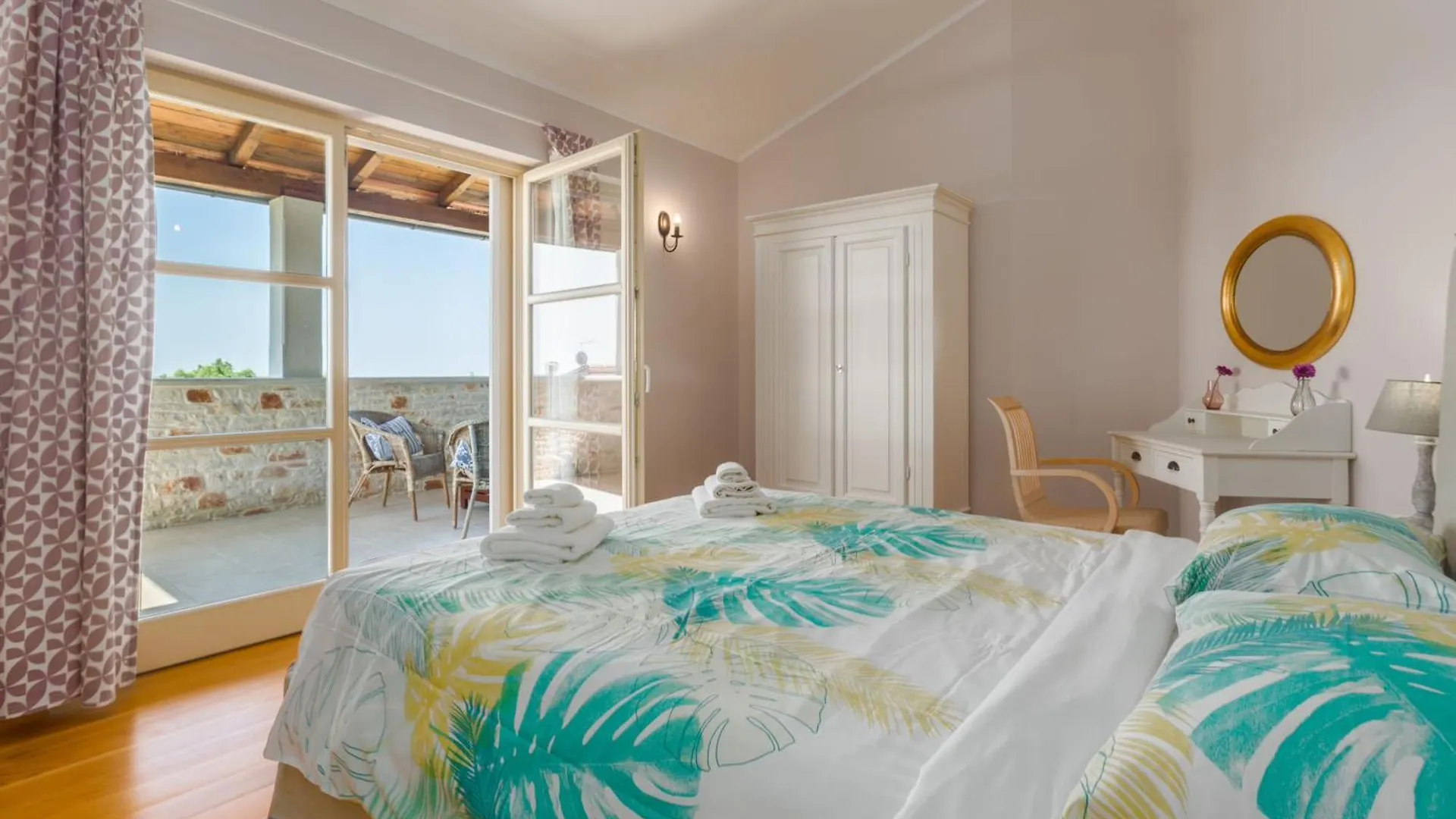 Villa Mit Pool, Garten Und Sommerkueche Medaki Semesterbostad