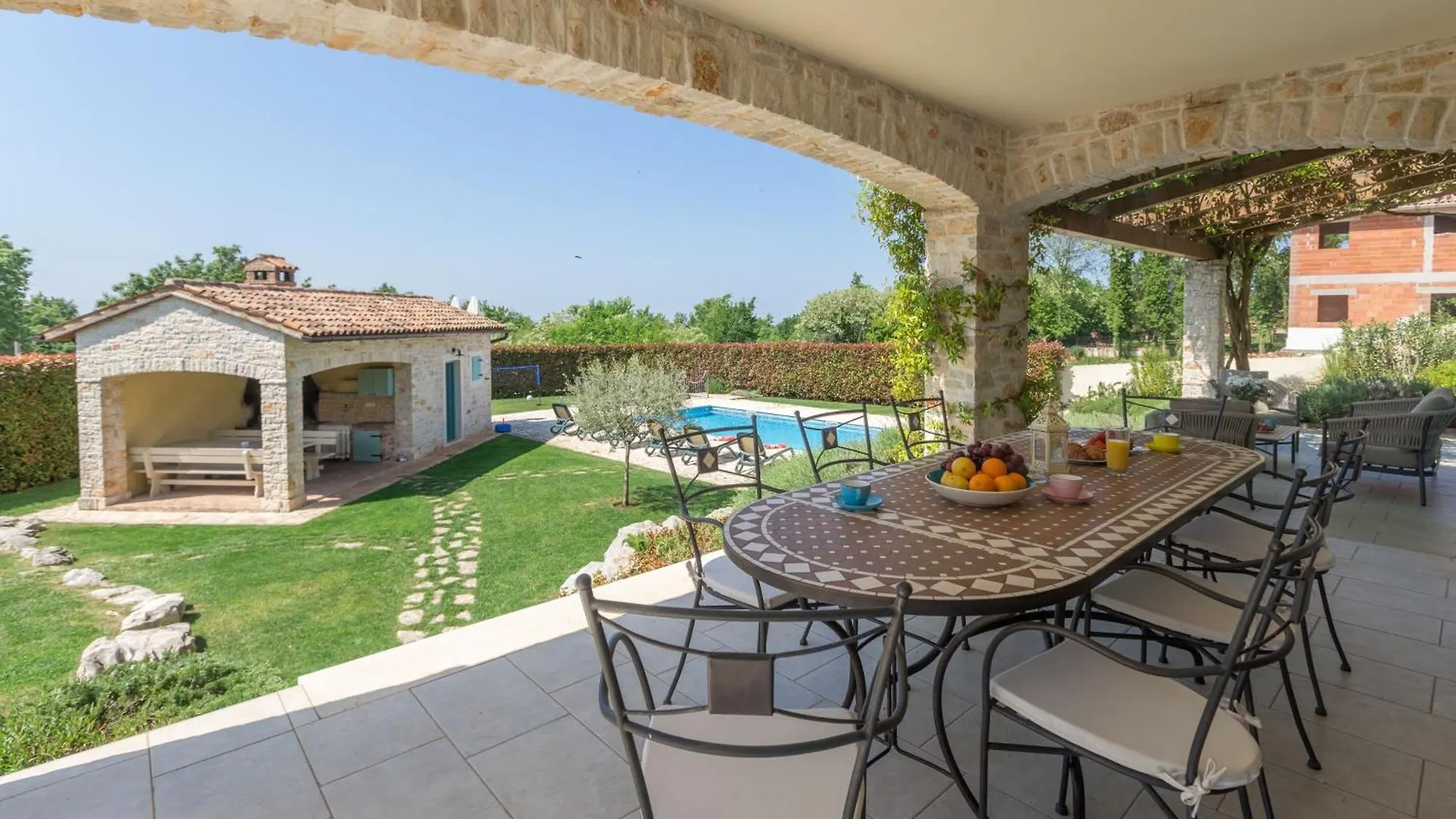 Villa Mit Pool, Garten Und Sommerkueche Medaki