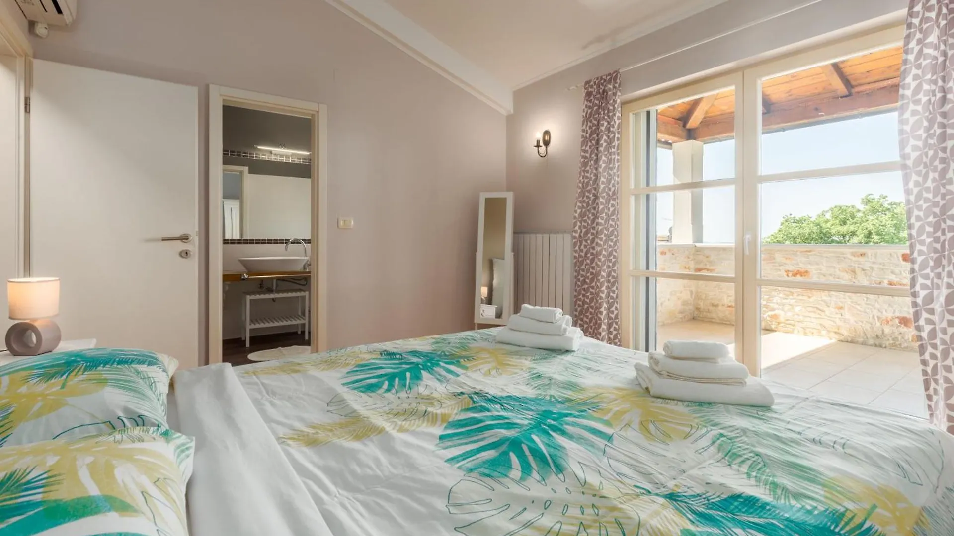 Semesterbostad Villa Mit Pool, Garten Und Sommerkueche Medaki